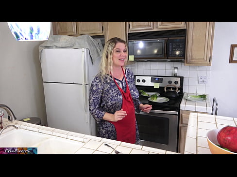 ❤️ Stepmom milking nws hauv chav ua noj ua ntej nws hnub ️❌  porno  ntawm peb