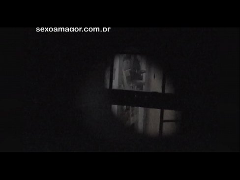 ❤️ Blondie tau zais cov yeeb yaj kiab los ntawm ib tus neeg nyob ib puag ncig voyeur zais tom qab hollow cib ️❌  porno  ntawm peb